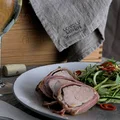 Polędwiczki wieprzowe w czosnku niedźwiedzim i prosciutto