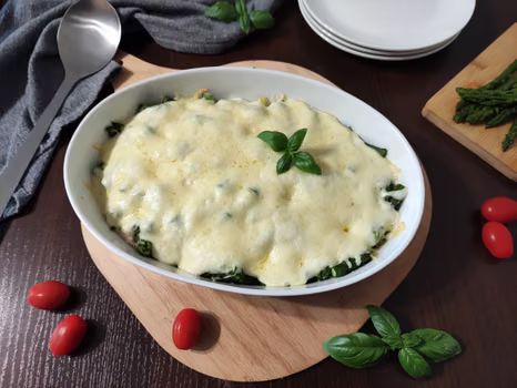 Zapiekanka makaronowa ze szparagami pod beszamelem.