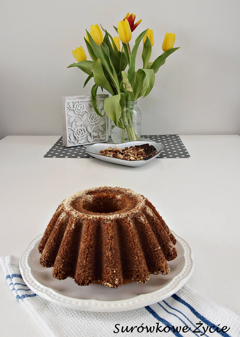 Wilgotna babka z dodatkiem mąki razowej i miodu. Pyszna.