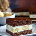 Ciasto na coca-coli z pianką śmietanową i bananami