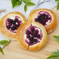 Drożdżówki z serem i jeżynami