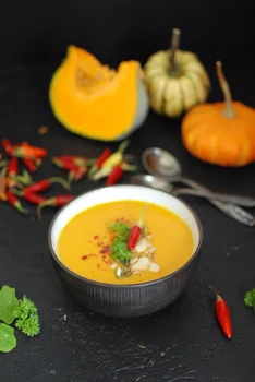 Kremowa zupa z dyni z curry, mleczkiem kokosowym i sokiem z pomarańczy