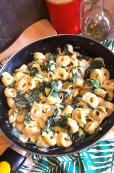 Tortellini w sosie serowo-szpinakowym