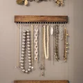 Biżuteria na ścianie