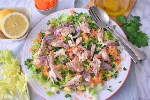 Sałatka z selerem naciowym i wędzoną makrelą