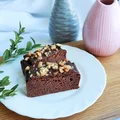 DIETETYCZNE BROWNIE Z CZERWONEJ FASOLI Z POLEWĄ I ORZECHAMI