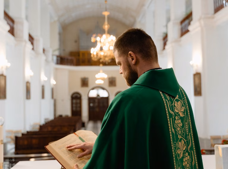 Kobieta wyznała księdzu, że mąż ją bije. Rada duchownego wywołała spore kontrowersje!
