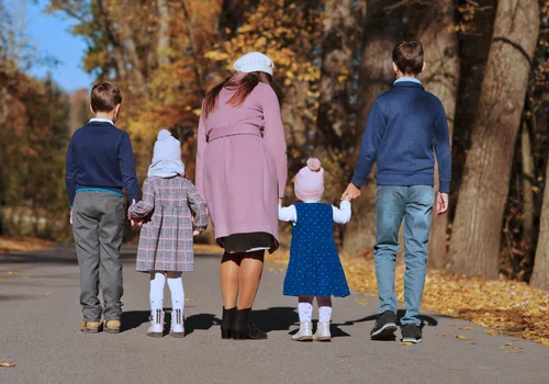 Ponad 3700 zł miesięcznie w ramach nowego świadczenia! Kiedy startuje program "Rodzice 4 plus"?