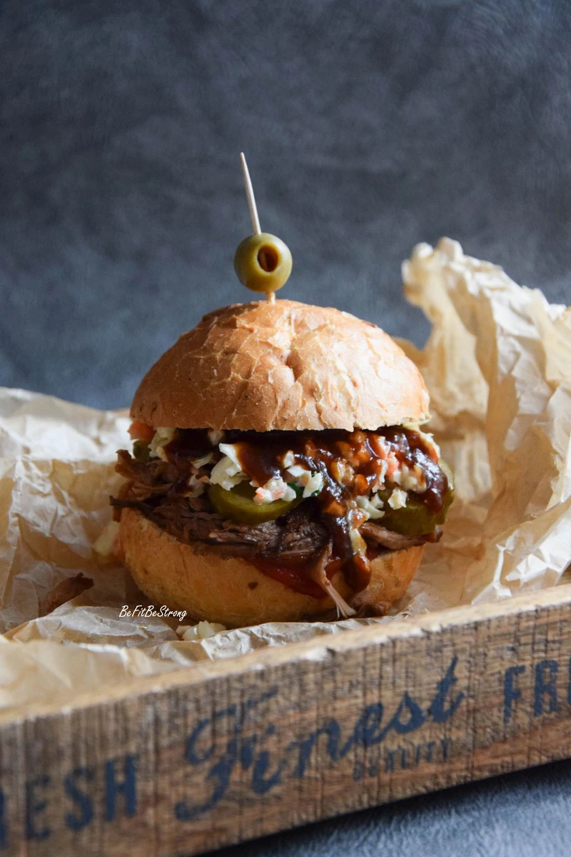 Pulled Pork Burger z surówką Coleslaw i sosem BBQ