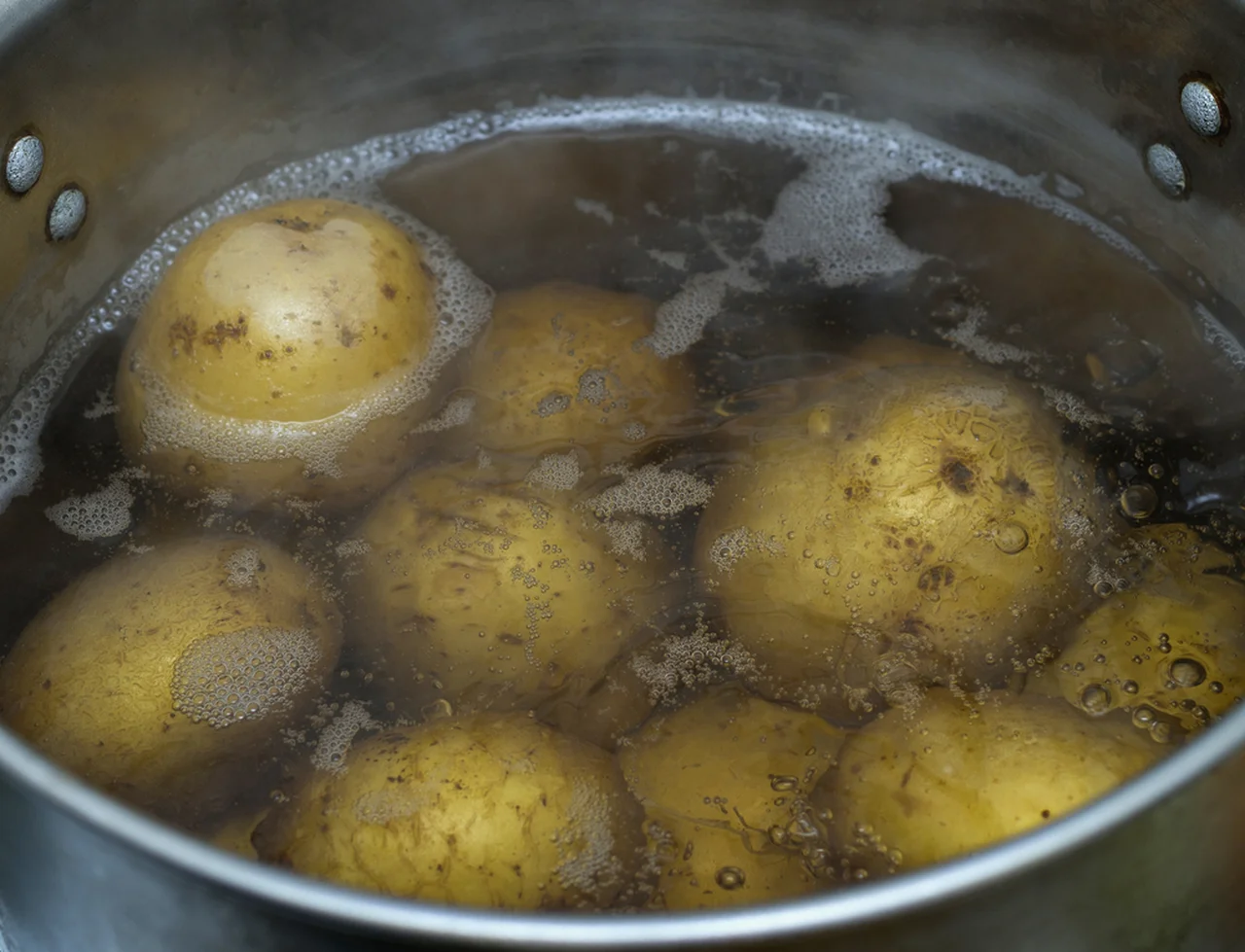Obierasz ziemniaki przed ugotowaniem? TO BŁĄD, który popełnia większość ludzi