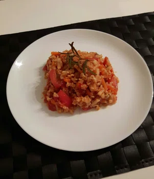 Czerwona potrawka z ryżem i warzywami