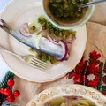 Śledzie w oleju z kolorową cebulą (tuszki śledzia w oleju z kolorową cebulą)