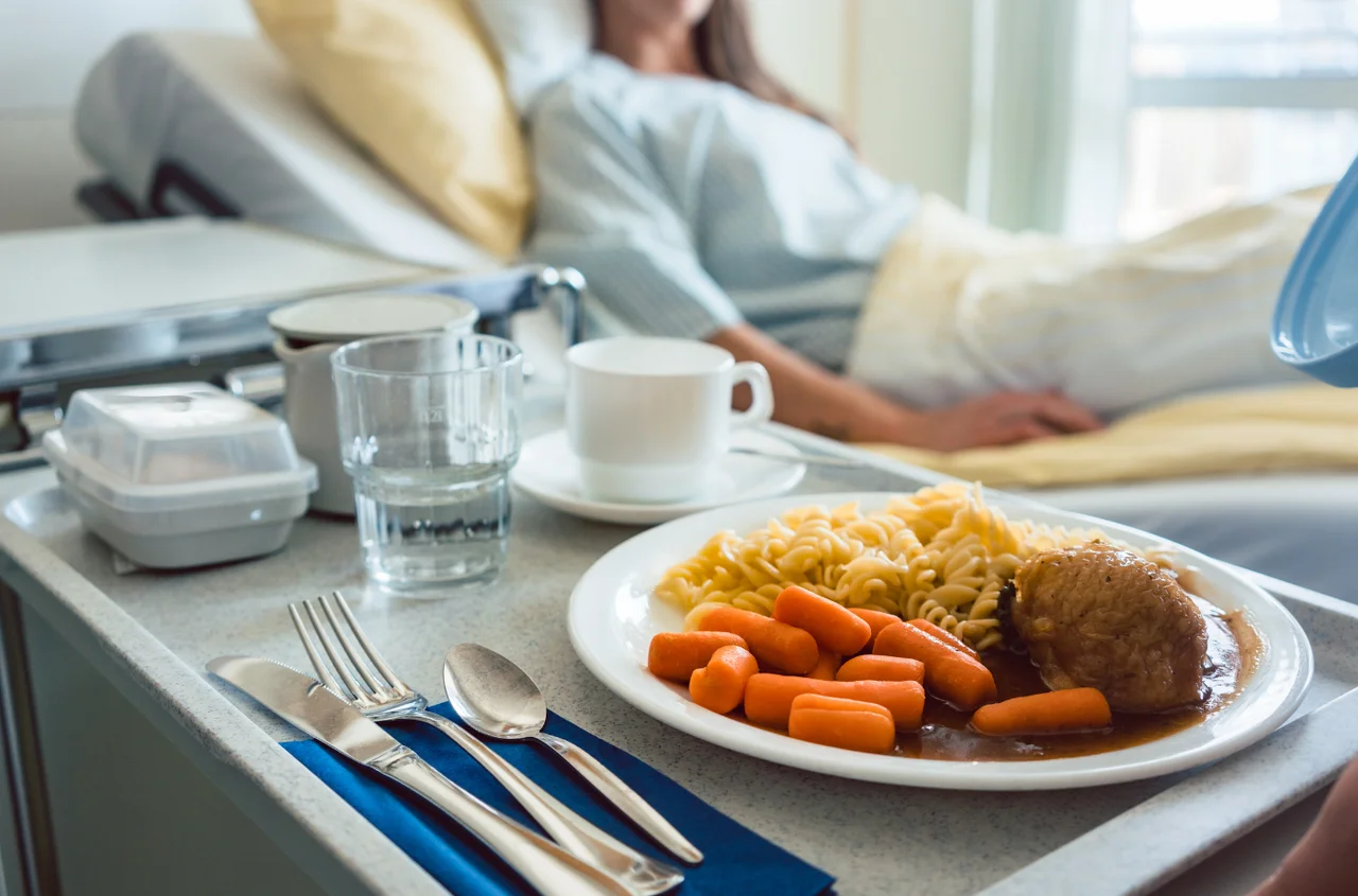 Szpitalne posiłki znów pod kreską! W 2026 roku mniej pieniędzy na jedzenie dla pacjentów
