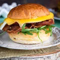 Burger z jajem sadzonym