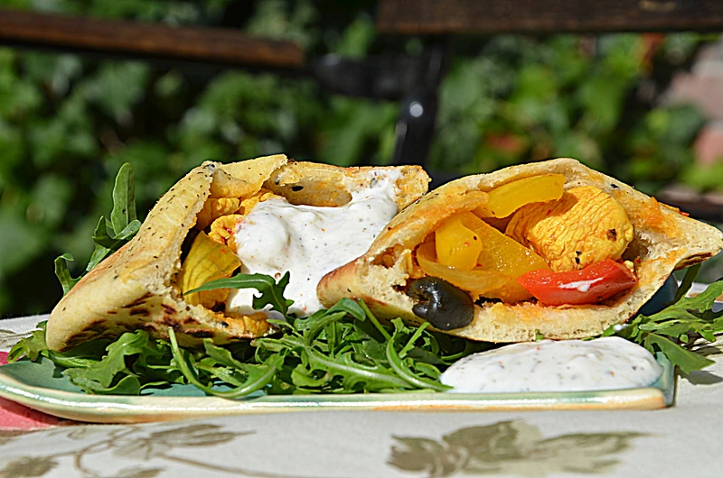 Smakowity kurczak w chlebku naan