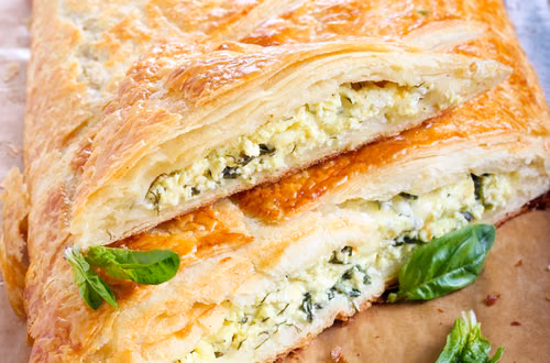 Szpinakowe nadzienie w zawijam w ciasto francuskie i zapiekam.  Ta kolacja to HIT w moim domu