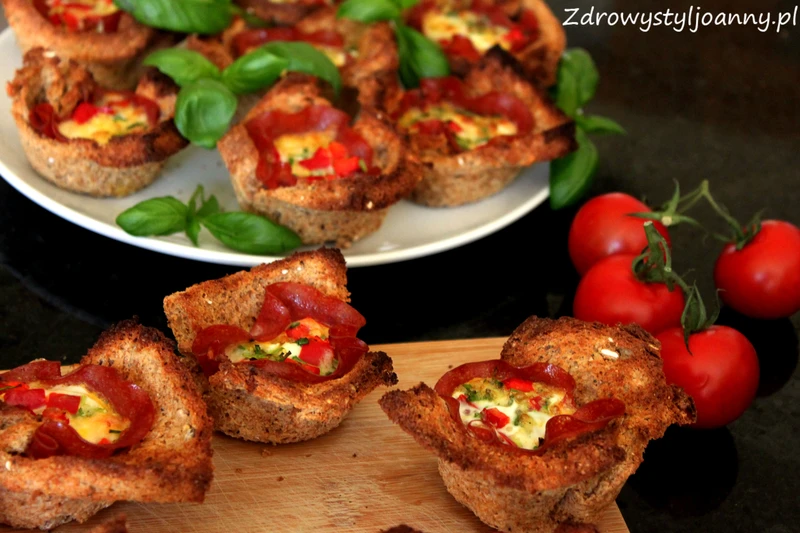 Tostowe muffinki z salami, jajkiem i serem