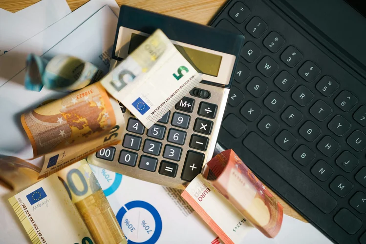 Kalkulator położony na banknotach - przelicz, ile wart jest twój net-billing po cenach TGE vs RCEm