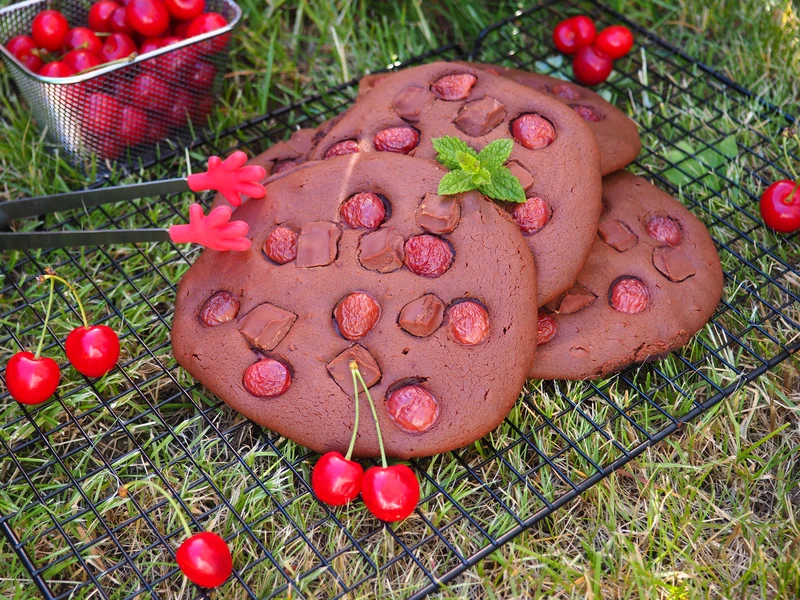 CIASTKA BROWNIE Z CZEREŚNIAMI