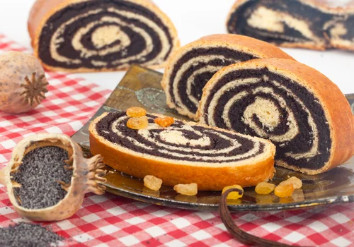 Makowiec pękł w piekarniku? Dowiedz się, co zrobiłeś źle i jak tego uniknąć!