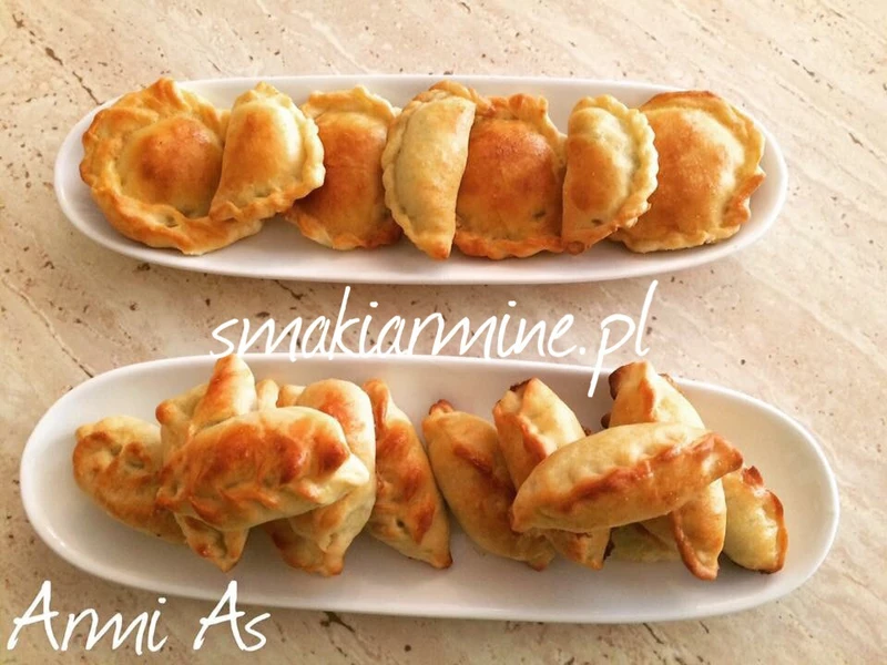 Pieczone pierożki z jajkiem i szczypiorkiem