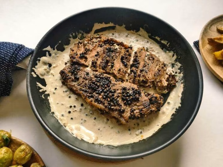 NIEDZIELNY OBIAD: STEAK AU POIVRE, CZYLI STEKI PANIEROWANE W PIEPRZU