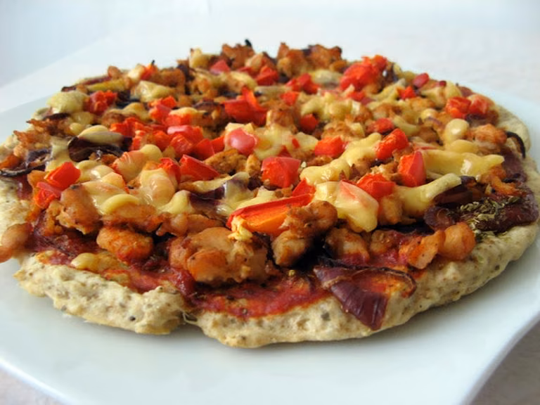 Pełnoziarnista orkiszowa pizza z kurczakiem
