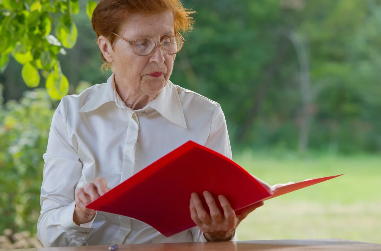 Emerytura wyższa o kilkaset złotych! Ten stary dokument może podnieść świadczenie - warto sprawdzić szafki