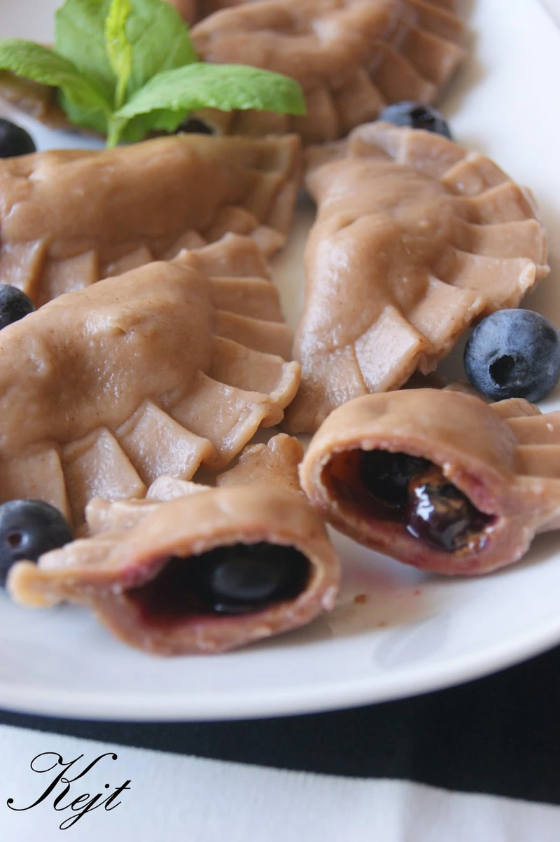 Pierogi czekoladowe z borówkami