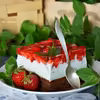 Brownie z kremem jogurtowym i truskawkami