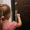 Wielu rodziców popełnia ten błąd, gdy zostawia dzieci same w domu!