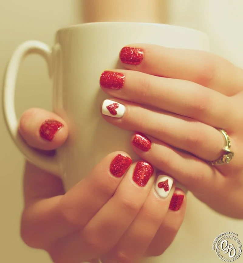 Brokatowy manicure z serduszkiem