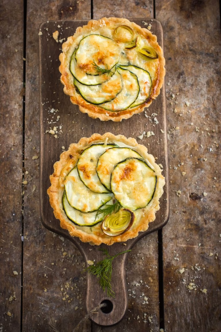 TARTALETKI Z CUKINIĄ, POREM I PARMEZANEM