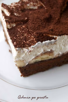 Browni z bitą śmietaną i bananami