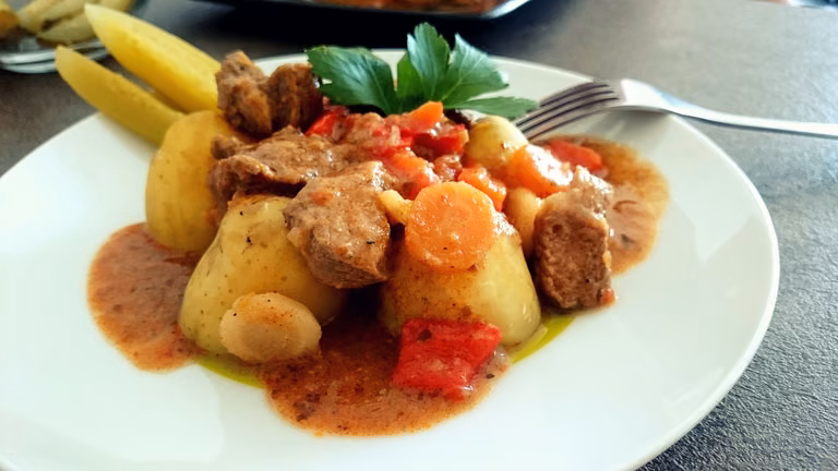 Aromatyczny gulasz paprykowy