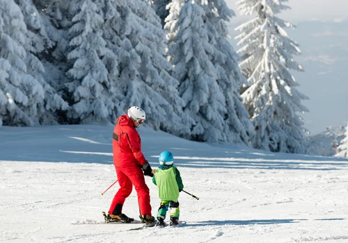 Od jakiego wieku można uczyć dziecko na nartach lub snowboardzie? Kompleksowy poradnik dla rodziców