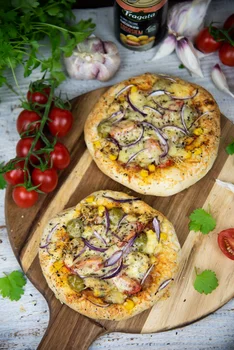 Pizzerinki z salami, oliwkami i pomidorkami koktajlowymi