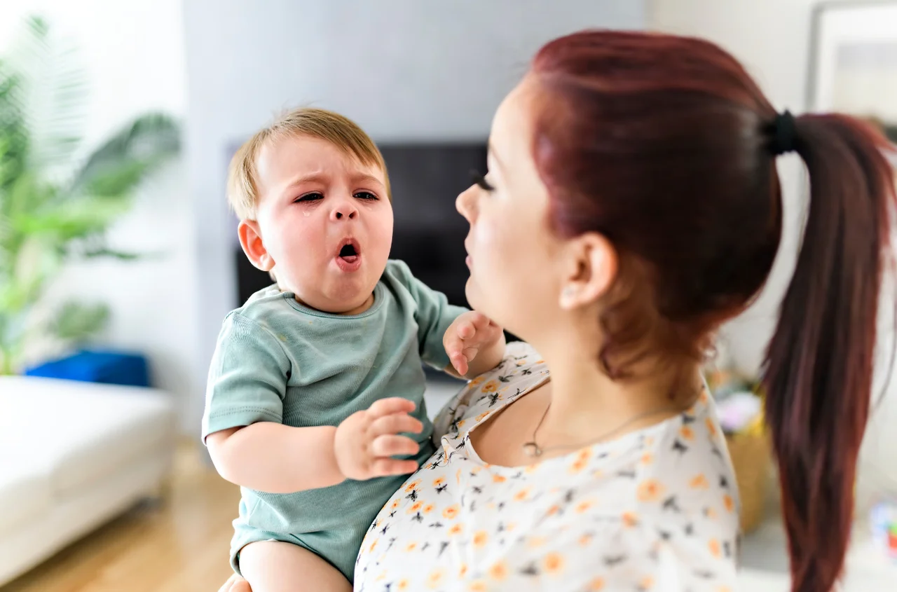 Krztusiec: fakty, mity i teorie spiskowe. Czy czarny kaszel naprawdę wraca?