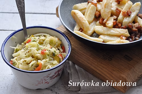 Surówka obiadowa z kiszonej kapusty, ogórków i papryki