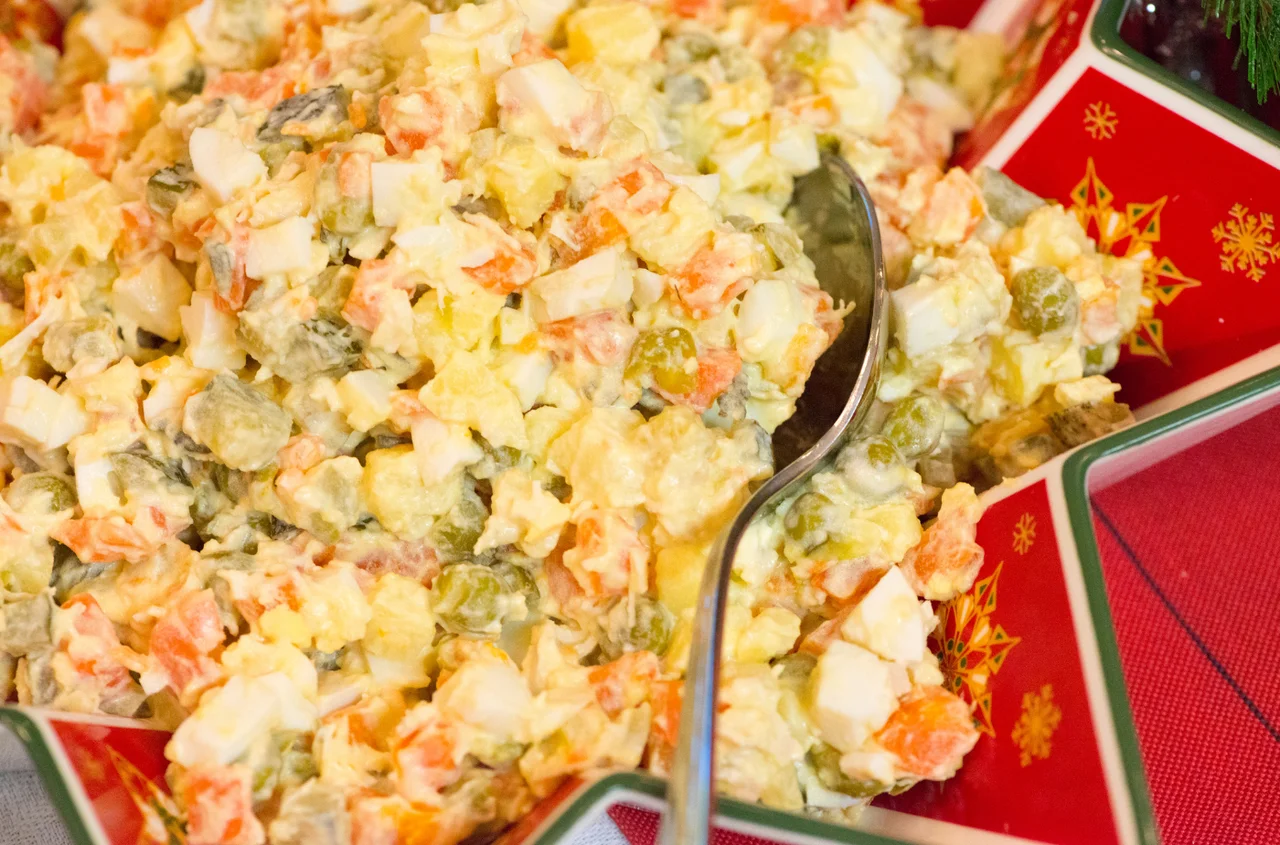 Sałatka jarzynowa robi się wodnista? Ten popularny składnik jest winowajcą!