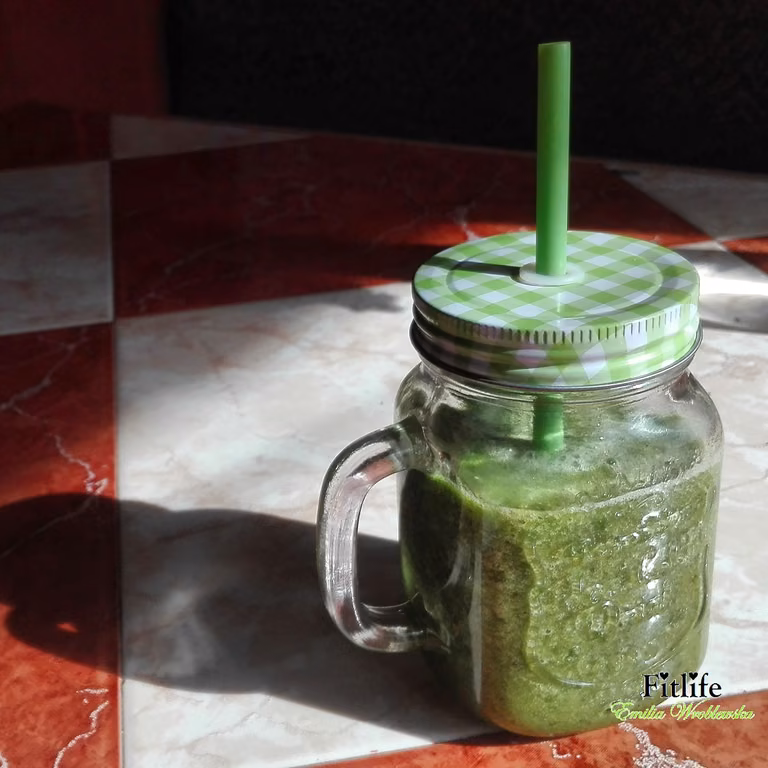 PROSTE SMOOTHIE Z JARMUŻEM