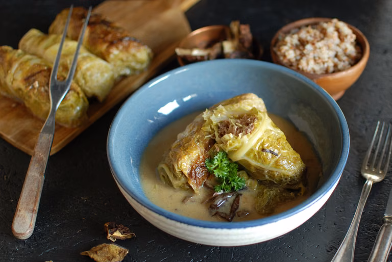 Niskowęglowodanowe gołąbki z mięsem i kapustą w sosie śmietanowo-grzybowym (low carb)