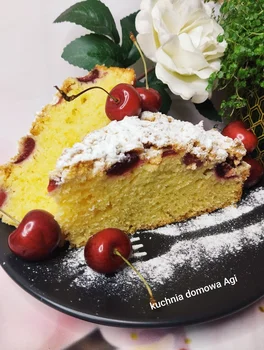 Ciasto drożdżowe łyżką mieszane z czereśniami i kruszonką