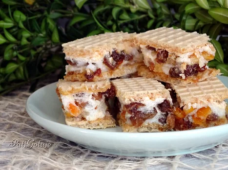 Mazurek bezowy napakowany bakaliami