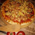 Domowa pizza na cieście z dodatkiem suszonej bazylii