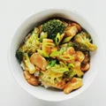 Stir-fry z kurczakiem, tofu i brokułami