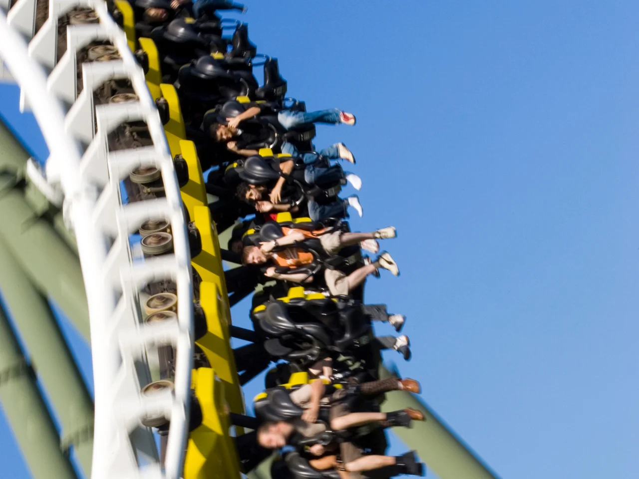 Kobieta wypadła z pędzącego rollercoastera