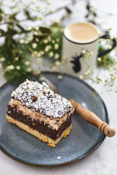 MAKOWIEC NA KRUCHYM SPODZIE Z BEZĄ KOKOSOWYM