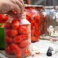 Wrzucam całe pomidory do słoika i dodaję marynatę! Przepis mamy to totalny HIT!