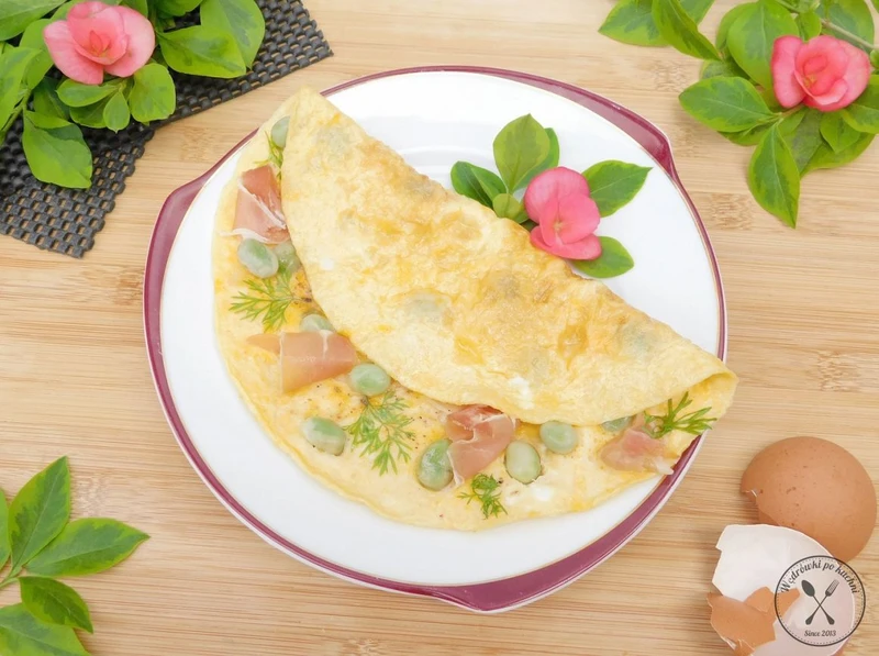 Omlet francuski z szynką parmeńską i bobem